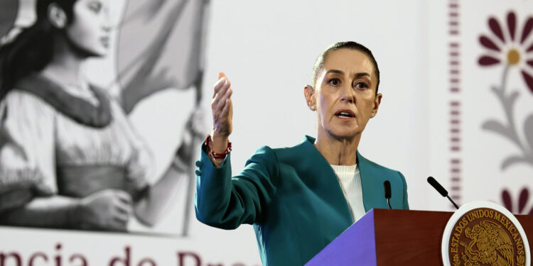 MEX1304. CIUDAD DE MÉXICO (MÉXICO), 07/10/2024.- La presidenta de México, Claudia Sheinbaum, habla durante su conferencia de prensa matutina este lunes, en Palacio Nacional de la Ciudad de México (México). Sheinbaum aseguró que están haciéndose las investigaciones necesarias sobre la decapitación el domingo del opositor Alejandro Arcos, presidente municipal de Chilpancingo, capital del sureño estado de Guerrero, con seis días en el cargo. EFE/ José Méndez