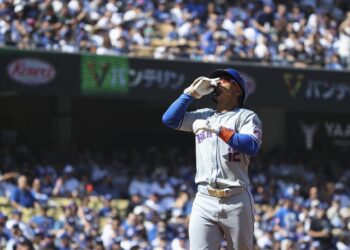 Los Angeles (United States), 14/10/2024.- Mets Francisco Lindor celebrates after hitting a home run during the first inning of game two of the Major League Baseball (MLB) National League Championship Series between the New York Mets and the Los Angeles Dodgers in Los Angeles, California, 14 October 2024. The National League Championship Series is the best-of-seven games and the winner will face the winner of the American League Championship Series in the World Series. (Liga de Campeones, Nueva York) EFE/EPA/CAROLINE BREHMAN