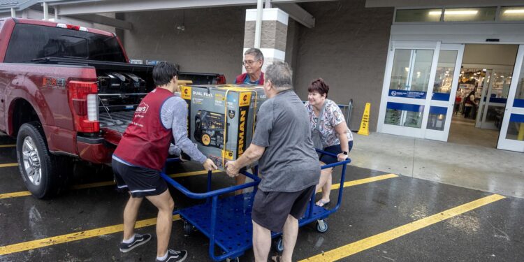 Bradenton (United States), 09/10/2024.- People buy supplies at a hardware store as they prepare for Hurricane Milton in Bradenton, Florida, USA, 09 October 2024. According to the National Hurricane Center's Live Hurricane Tracker, Hurricane Milton is set to make landfall on the west coast of Florida on 09 October evening. After rapidly intensifying into a Category 5 storm on 07 October, Milton is anticipated to weaken as it reaches the shore but will still bring significant weather impacts across the state. (tormenta) EFE/EPA/CRISTOBAL HERRERA-ULASHKEVICH