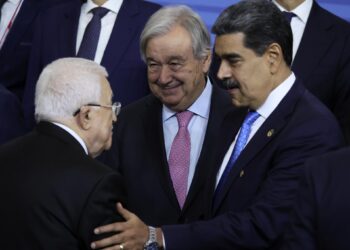 Kazan (Russian Federation), 24/10/2024.- Palestinian President Mahmoud Abbas (L) speaks with United Nations Secretary-General Antonio Guterres (C) and Venezuelan President Nicolas Maduro (R), as they and other participants in the outreach/BRICS Plus format meeting pose for a family photo during the BRICS summit in Kazan, Russia, 24 October 2024. The BRICS summit takes place from 22 to 24 October. (Rusia) EFE/EPA/MAXIM SHIPENKOV