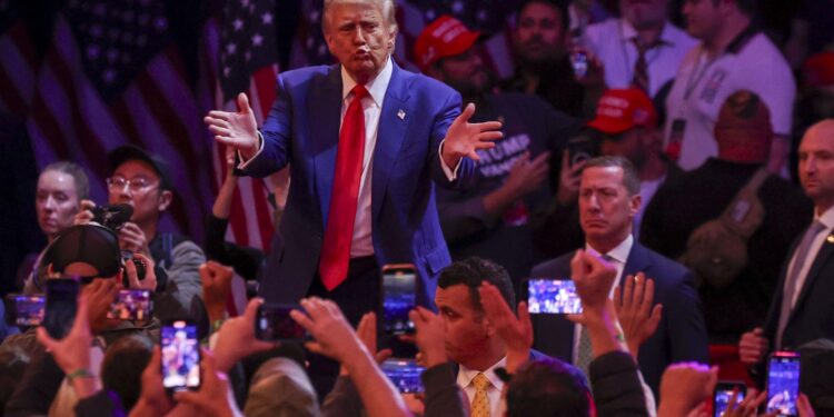 New York (United States), 27/10/2024.- Former US President and Republican presidential candidate Donald Trump departs following a rally at Madison Square Garden in New York, New York, USA, 27 October 2024. Trump is facing US Vice President and Democratic presidential candidate Kamala Harris in the upcoming election on 05 November 2024. (Nueva York) EFE/EPA/SARAH YENESEL