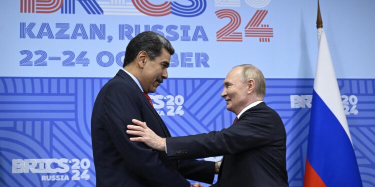 Kazan (Russian Federation), 22/10/2024.- Russian President Vladimir Putin (R) welcomes Venezuela's President Nicolas Maduro before their meeting on the sidelines of the BRICS summit in Kazan, Russia, 23 October 2024. The BRICS summit takes place from 22 to 24 October (Rusia) EFE/EPA/ALEXANDER NEMENOV / POOL