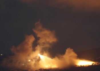 Upper Galilee (Israel), 30/09/2024.- Israeli artillery shells hit areas near villages in southern Lebanon along the border with Israel, as seen from the Upper Galilee, northern Israel, 30 September 2024. Israel's military stated that it has been 'strengthening defense' along the contact line in the country's northern border as it was preparing for the 'next phases of combat'. The Israel Defense Forces (IDF) said they 'will continue to strike, harm, and degrade' Hezbollah's military in Lebanon. (Líbano, Hizbulá/Hezbolá) EFE/EPA/ATEF SAFADI