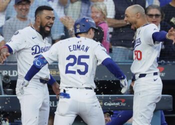 Los Angeles (United States), 26/10/2024.- Los Angeles Dodgers Tommy Edman (C) gets doused with sunflower seeds by Los Angeles Dodgers Teoscar Hernández (L) and Los Angeles Dodgers Mookie Betts (R) reacts after hitting a solo home run off New York Yankees pitcher Carlos Rodón during the second inning of the Major League Baseball (MLB) World Series game two between the American League Champion New York Yankees and the National League Champion Los Angeles Dodgers in Los Angeles, California, USA, 26 October 2024. The World Series is the best-of-seven games. (Nueva York) EFE/EPA/ALLISON DINNER