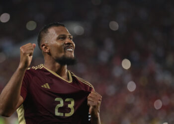 AMDEP8602. MATURÍN (VENEZUELA), 10/10/2024.- Salomón Rondón de Venezuela celebra su gol este jueves, en un partido de las eliminatorias sudamericanas para el Mundial de 2026 entre Venezuela y Argentina en el estadio Monumental de Maturín (Venezuela). EFE/ Ronald Peña R.