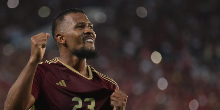 AMDEP8602. MATURÍN (VENEZUELA), 10/10/2024.- Salomón Rondón de Venezuela celebra su gol este jueves, en un partido de las eliminatorias sudamericanas para el Mundial de 2026 entre Venezuela y Argentina en el estadio Monumental de Maturín (Venezuela). EFE/ Ronald Peña R.