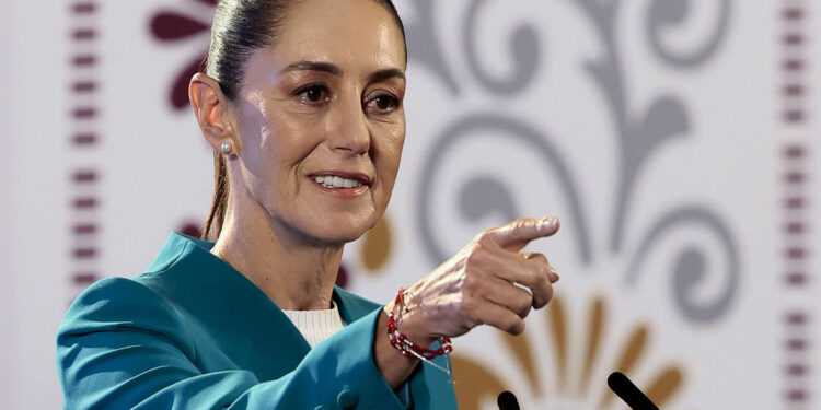 MEX1301. CIUDAD DE MÉXICO (MÉXICO), 07/10/2024.- La presidenta de México, Claudia Sheinbaum, habla durante su conferencia de prensa matutina este lunes, en el Palacio Nacional de la Ciudad de México (México). Sheinbaum propuso dos reformas legales para definir las reglas para la selección de candidatos, las campañas y la votación de la primera elección popular del Poder Judicial, el 1 de junio de 2025. EFE/ José Méndez