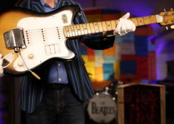 Este instrumento fue clave en los inicios de The Beatles y utilizado en el Cavern Club de Liverpool (REUTERS/Phil Noble)