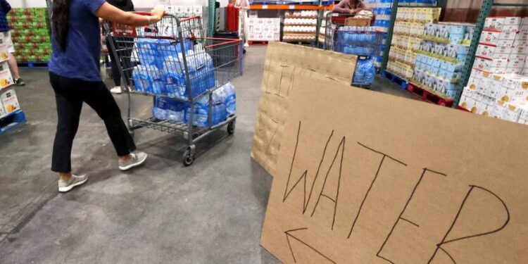 La preparación es intensa, con residentes asegurando propiedades y tomando medidas de emergencia antes del impacto de la tormenta. (Joe Burbank/Orlando Sentinel, AP)