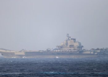 Taiwán elevó su estado de alerta tras la incursión del portaaviones chino Liaoning en aguas cercanas a la isla (REUTERS)