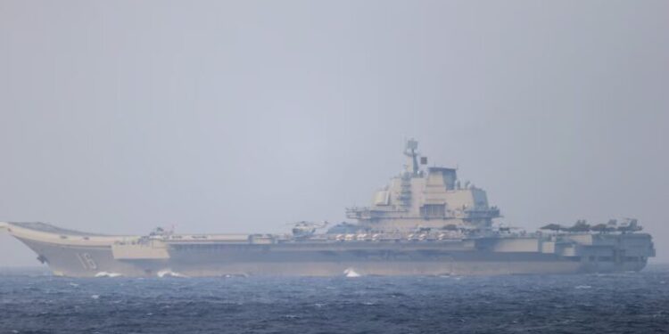 Taiwán elevó su estado de alerta tras la incursión del portaaviones chino Liaoning en aguas cercanas a la isla (REUTERS)