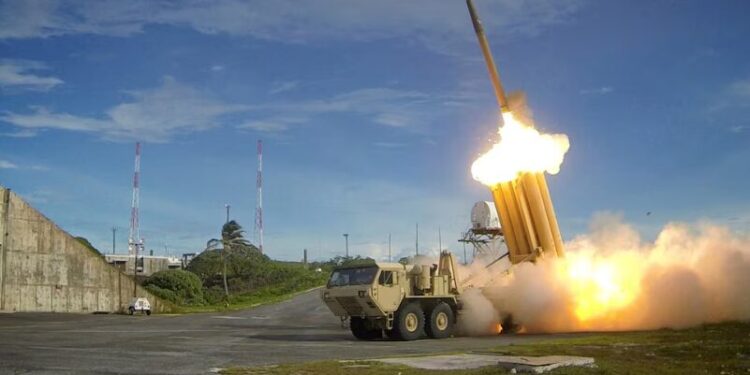 Un interceptor de Defensa Terminal de Área a Gran Altitud (THAAD) es lanzado durante una prueba de interceptación realizada por el Departamento de Defensa de EEUU (U.S. Department of Defense, Missile Defense Agency/Handout via Reuters)