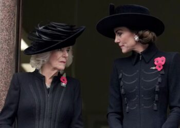 Cada vez son más las versiones sobre la mala relación entre la reina consorte Camila y la princesa de Galés, Kate Middleton (Kin Cheung/Pool via REUTERS)