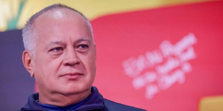 Diosdado Cabello. Foto Con el mazo.