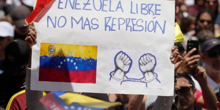 El régimen de Nicolás Maduro reprimió las protestas contra el fraude (EFE/Carlos Ortega/Archivo)