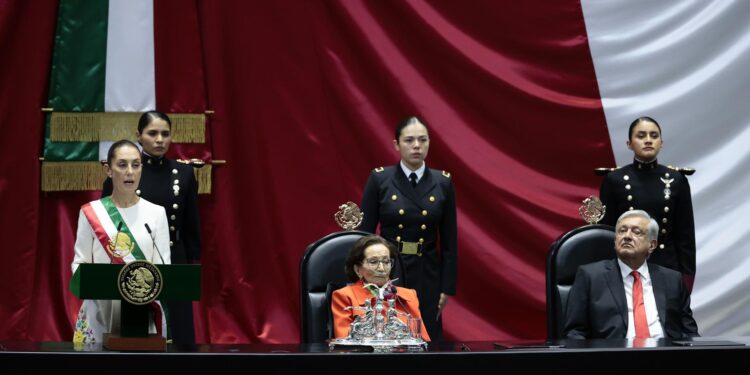 MEX691. CIUDAD DE MÉXICO (MÉXICO), 01/10/2024.- La presidenta de México Claudia Sheinbaum (i) acompañada de la presidenta de la Cámara de Diputados, Ifigenia Martínez (c) y el mandatario saliente, Andrés Manuel López Obrador (d), (2018-2024), habla durante la toma de juramento en la Cámara de Diputados este martes en la Ciudad de México (México). La presidenta de México, Claudia Sheinbaum, que asumió este martes como la primera mujer en el cargo para el sexenio 2024-2030, señaló durante su primer discurso que es tiempo de transformación y es tiempo de mujeres, en la ceremonia en la Cámara de Diputados en el país norteamericano. EFE/José Méndez