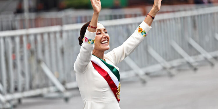 MEX765. CIUDAD DE MÉXICO (MÉXICO), 01/10/2024.- La presidenta de México, Claudia Sheinbaum, saluda a simpatizantes a su llegada a Palacio Nacional este martes, en la Ciudad de México (México). En su primer acto como la primera mujer presidenta de México, Sheinbaum llegó al Palacio Nacional para tener una comida con jefes de Estado e invitados de honor de su investidura. EFE/ Sáshenka Gutiérrez