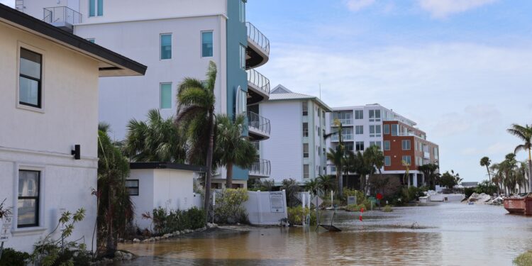 ACOMPAÑA CRÓNICA: EEUU HURACANES ATLÁNTICO USA7635. SARASOTA (FL, EEUU), 10/10/2024.- Fotografía de una calle inundada este jueves por el paso del huracán Milton en Sarasota, Florida (EE.UU.). El huracán Milton se ha cobrado al menos la vida de una docena de personas y dejado una senda de destrucción a su paso por Florida (EE.UU.), que registró tornados mortales, graves inundaciones y donde todavía más de 3 millones de usuarios permanecen sin luz, además de causar daños estimados en hasta 60.000 millones de dólares. EFE/Octavio Guzmán