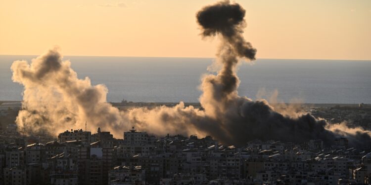 Beirut (Lebanon), 19/10/2024.- Smoke billows after an Israeli air strike on Dahieh, a southern suburb of Beirut, Lebanon, 19 October 2024. The Israeli army said the airstrikes were targeting Hezbollah weapons storage facilities. According to the Lebanese Ministry of Health, more than 2,400 people have been killed and over 11,200 others have been injured in Lebanon since the start of recent escalations of hostilities. (Líbano, Hizbulá/Hezbolá) EFE/EPA/STRINGER