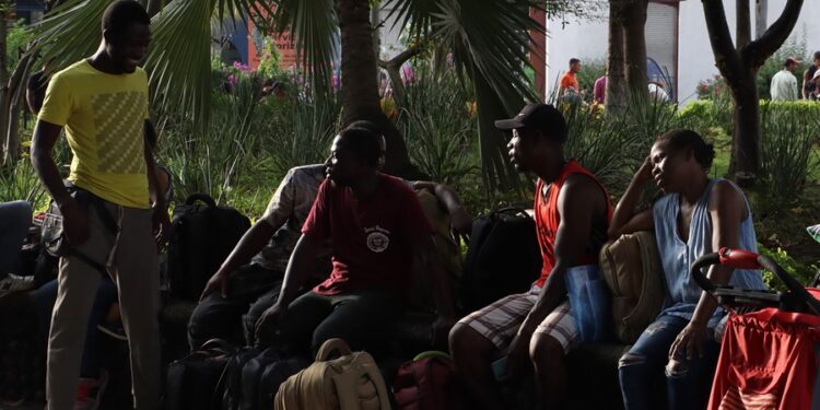 MEX2921. TAPACHULA (MÉXICO), 19/10/2024.- Migrantes descansan en un plaza publica este sábado, en Tapachula (México). Miles de venezolanos que salieron de su país ante la crisis electoral se preparan para iniciar una caravana a Estados Unidos desde la frontera sur de México, donde pidieron a los gobiernos de ambos países que consideren su situación. EFE/ Juan Manuel Blanco