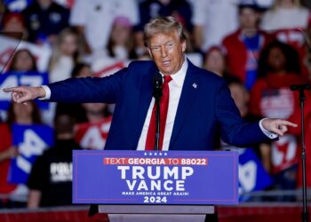 Atlanta (United States), 28/10/2024.- Former US president and Republican presidential nominee Donald Trump participates in a campaign event at McCamish Pavillion on the campus of Georgia Tech in Atlanta, Georgia, USA, 28 October 2024. Trump is running against Democratic US Vice President Kamala Harris in the presidential election being held on 05 November 2024. EFE/EPA/ERIK S. LESSER