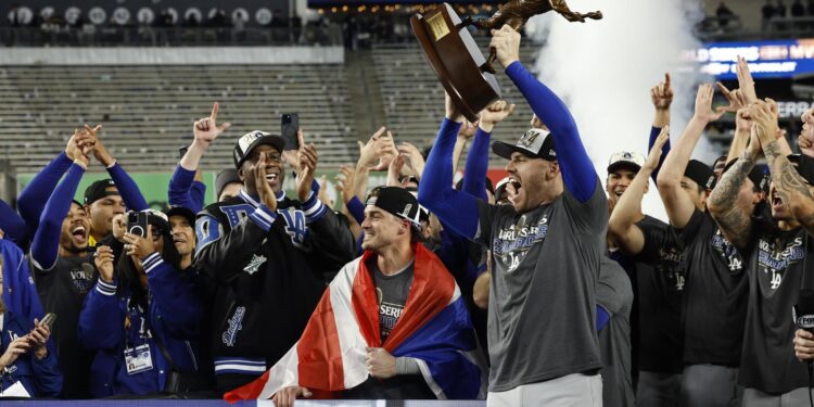 New York (United States), 31/10/2024.- World Series MVP, Los Angeles Dodgers Freddie Freeman, holds up the Willie Mays MVP trophy after defeating the New York Yankees during game five to win the Major League Baseball (MLB) World Series at Yankees Stadium in the Bronx borough of New York, New York, USA, 30 October 2024. (Nueva York) EFE/EPA/CJ GUNTHER