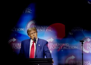 Duluth (United States), 23/10/2024.- Former US President and Republican presidential nominee Donald Trump speaks at the Turning Point PAC campaign rally at the Gas South Arena, in Duluth, Georgia, USA, 23 October 2024. Trump is running against Democratic US Vice President Kamala Harris. EFE/EPA/ERIK S. LESSER