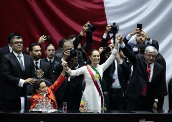 MEX722. CIUDAD DE MÉXICO (MÉXICO), 01/10/2024.- La presidenta de México Claudia Sheinbaum (c) acompañada de presidenta de la Cámara de Diputados, Ifigenia Martínez (i) y el mandatario saliente, Andrés Manuel López Obrador (d), (2018-2024), reaccionan al termino de la toma de juramento en la Cámara de Diputados este martes en la Ciudad de México (México). Sheinbaum defendió durante su toma de juramento, la reforma al Poder Judicial que busca elegir por voto popular a jueces y magistrados pues señaló que no es autoritarismo sino que, en esencia, es democrática. EFE/José Méndez