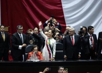 MEX722. CIUDAD DE MÉXICO (MÉXICO), 01/10/2024.- La presidenta de México Claudia Sheinbaum (ci) acompañada del mandatario saliente, Andrés Manuel López Obrador (cd), (2018-2024), saludan al termino de la toma de juramento en la Cámara de Diputados este martes en la Ciudad de México (México). Sheinbaum prometió al asumir el cargo que en su gobierno "garantizará todas las libertades", y negó que ocurra una "militarización" de la seguridad pública y un retorno a la 'guerra contra el narco'. EFE/José Méndez