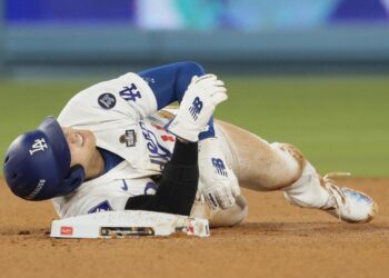 Los Angeles (United States), 26/10/2024.- Los Angeles Dodgers designated hitter Shohei Ohtani grimaces while injuring his shoulder after being caught on a steal to second base against the New York Yankees during seventh inning of the Major League Baseball (MLB) World Series game two between the American League Champion New York Yankees and the National League Champion Los Angeles Dodgers in Los Angeles, California, USA, 26 October 2024. The World Series is the best-of-seven games. (Nueva York) EFE/EPA/ALLISON DINNER