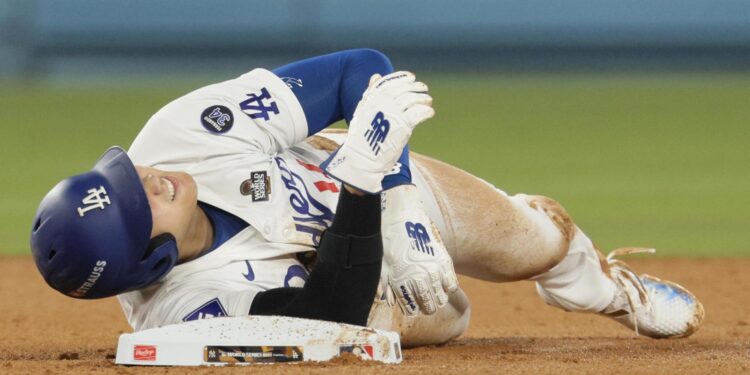 Los Angeles (United States), 26/10/2024.- Los Angeles Dodgers designated hitter Shohei Ohtani grimaces while injuring his shoulder after being caught on a steal to second base against the New York Yankees during seventh inning of the Major League Baseball (MLB) World Series game two between the American League Champion New York Yankees and the National League Champion Los Angeles Dodgers in Los Angeles, California, USA, 26 October 2024. The World Series is the best-of-seven games. (Nueva York) EFE/EPA/ALLISON DINNER