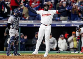 Cleveland (United States), 17/10/2024.- Cleveland Guardians pinch hitter Jhonkensy Noel (R) reacts after hitting a two-run home run as New York Yankees catcher Austin Wells (L) looks on in the ninth inning of the Major League Baseball (MLB) American League Championship Series playoff game three between the New York Yankees and the Cleveland Guardians in Cleveland, Ohio, 17 October 2024. The winner of the best-of-seven games American League Championship Series will face the winner of the National League Championship Series in the World Series. (Liga de Campeones, Nueva York) EFE/EPA/DAVID MAXWELL