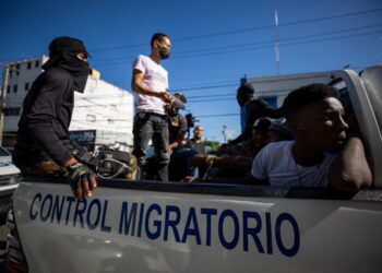 (FILES) People are detained by agents of the Dominican General Directorate of Migration in Santo Domingo on December 1, 2021. - The Dominican Republic unveiled a plan on October 2, 2024, to start deporting 10,000 undocumented Haitians a week as part of a crackdown on migration from its troubled neighbor on the island of Hispaniola. (Photo by Erika SANTELICES / AFP)