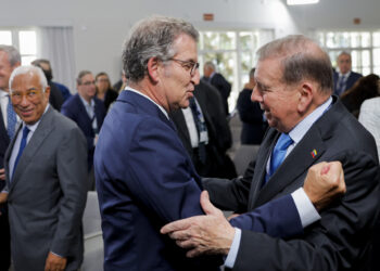 O GROVE (PONTEVEDRA), 04/10/2024.- El presidente del Partido Popular, Alberto Núñez Feijóo (c), saluda al líder opositor venezolano Edmundo González (d),  en presencia del presidente elector del consejo Europep, Antonio Costa, antes de su intervención en el Foro La Toja,este viernes en O Grove (Pontevedra). EFE/Lavandeira jr