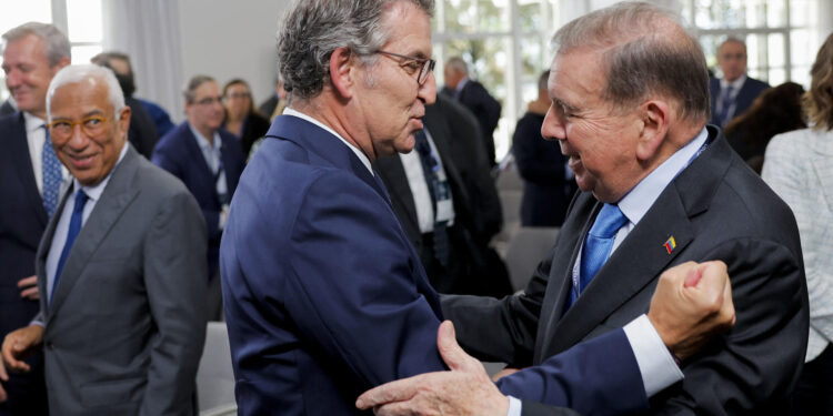 O GROVE (PONTEVEDRA), 04/10/2024.- El presidente del Partido Popular, Alberto Núñez Feijóo (c), saluda al líder opositor venezolano Edmundo González (d),  en presencia del presidente elector del consejo Europep, Antonio Costa, antes de su intervención en el Foro La Toja,este viernes en O Grove (Pontevedra). EFE/Lavandeira jr