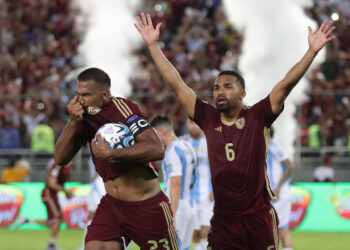 AMDEP8584. MATURÍN (VENEZUELA), 10/10/2024.- Salomón Rondón (i) de Venezuela celebra su gol este jueves, en un partido de las eliminatorias sudamericanas para el Mundial de 2026 entre Venezuela y Argentina en el estadio Monumental de Maturín (Venezuela). EFE/ Ronald Peña R.