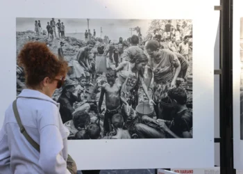 Una ciudadana contemplando otra de las imágenes, de las duras condiciones en que sobreviven miles de venezolanos en la actualidad Jaime García