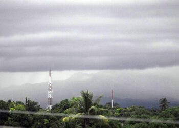 AME9362. LA HABANA (CUBA), 21/10/2024.- Fotografía del fenómeno meteorológico Oscar este lunes, desde La Habana (Cuba). Óscar continúa debilitándose a su paso por el Alto Oriente cubano, ahora como tormenta tropical, intensificando sus lluvias en la parte norte de la provincia de Guantánamo, Cuba. EFE/ Lorenzo Crespo Silveira