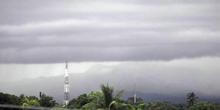 AME9362. LA HABANA (CUBA), 21/10/2024.- Fotografía del fenómeno meteorológico Oscar este lunes, desde La Habana (Cuba). Óscar continúa debilitándose a su paso por el Alto Oriente cubano, ahora como tormenta tropical, intensificando sus lluvias en la parte norte de la provincia de Guantánamo, Cuba. EFE/ Lorenzo Crespo Silveira