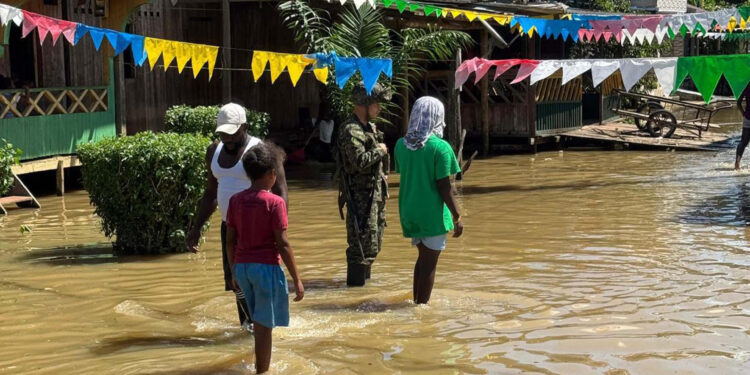 BOG700. ALTO BAUDÓ. (COLOMBIA), 11/11/2024.- Fotografía cedida por el ejército de Colombia que muestra un soldado con tres personas en una calle inundada, este lunes en Alto Baudó (Colombia). El Ejército de Colombia entregó este lunes más de 300 kits de ayuda humanitaria en el departamento colombiano del Chocó, en la costa Pacífica, donde más de 100.000 personas resultaron damnificadas por las fuertes lluvias e inundaciones que durante el fin de semana afectaron a 25 municipios de esta región. EFE/Ejército de Colombia /SOLO USO EDITORIAL/SOLO DISPONIBLE PARA ILUSTRAR LA NOTICIA QUE ACOMPAÑA (CRÉDITO OBLIGATORIO)