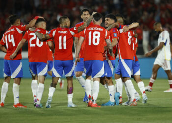 AMDEP279. SANTIAGO (CHILE), 19/11/2024.- Jugadores de Chile celebran un gol de Gabriel Suazo este martes, en un partido de las eliminatorias sudamericanas para el Mundial de 2026 entre Chile y Venezuela, en el estadio Nacional en Santiago (Chile). EFE/ Elvis González