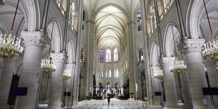 Paris (France), 29/11/2024.- The nave of Notre-Dame de Paris cathedral in Paris, France, 29 November 2024. French President Macron is visiting the cathedral's construction site on 29 November, to thank the donors and people who worked to rebuild the monument after it was severely damaged in a fire that broke out on 15 April 2019. The Paris Cathedral will be officially inaugurated after nearly six years of renovation work on 07 December 2024. (Francia) EFE/EPA/STEPHANE DE SAKUTIN / POOL MAXPPP OUT