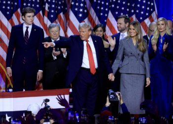 West Palm Beach (United States), 06/11/2024.- Republican presidential candidate Donald J. Trump (C), joined on stage by his wife Melania Trump and their son Barron Trump (L), addresses supporters at the Election Night watch party in the West Palm Beach Convention Center in West Palm Beach, Florida, USA, 06 November 2024. (Elecciones) EFE/EPA/CRISTOBAL HERRERA-ULASHKEVICH