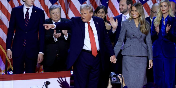 West Palm Beach (United States), 06/11/2024.- Republican presidential candidate Donald J. Trump (C), joined on stage by his wife Melania Trump and their son Barron Trump (L), addresses supporters at the Election Night watch party in the West Palm Beach Convention Center in West Palm Beach, Florida, USA, 06 November 2024. (Elecciones) EFE/EPA/CRISTOBAL HERRERA-ULASHKEVICH