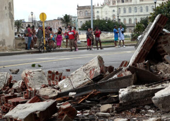 ACOMPAÑA CRÓNICA: CUBA HURACANES ATLÁNTICO. AME5263. LA HABANA (CUBA), 07/11/2024.- Fotografía de escombros en una calle tras el paso del huracán Rafael, este jueves en La Habana (Cuba). El Gobierno cubano ya avanzó, a poco de pasar Rafael, que las afectaciones concentradas en las provincias occidentales de La Habana, Artemisa y Mayabeque, son "muy fuertes". Por el momento no se han reportado víctimas mortales, como enfatizó en redes el canciller cubano, Bruno Rodríguez. EFE/ Felipe Borrego