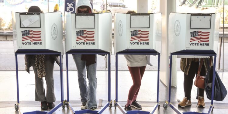 New York (United States), 05/11/2024.- Voters cast ballots at a polling site in the lobby of the Brooklyn Museum on Election Day in the Brooklyn borough of New York, New York, USA, 05 November 2024. Voters across the country are casting ballots today for President of the United States in a tightly contested race between Republican presidential candidate Donald J. Trump and Democratic presidential candidate US Vice President Kamala Harris, as well as for candidates in Senate and Congressional races. (Elecciones, Estados Unidos, Nueva York) EFE/EPA/SARAH YENESEL