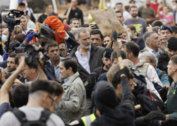 PAIPORTA (VALENCIA), 03/11/2024.- El rey Felipe, durante su visita a Paiporta este domingo. Gritos de 'fuera', así como lanzamiento de barro, están recibiendo a la comitiva de los reyes de España, el presidente del Gobierno, Pedro Sánchez, y el president de la Generalitat, Carlos Mazón, a su llegada al centro de Paiporta. Numerosas personas indignadas han recibido con insultos a la comitiva y se han encarado con ella, mientras que tanto el rey como la reina ha intentado mediar con jóvenes que se les han acercado.EFE/ Biel Aliño