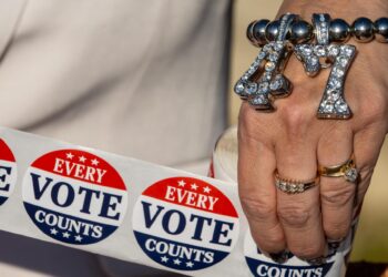 Philadelphia (United States), 05/11/2024.- A Trump supporter wearing a "47" wrist bracelet holds "Every Vote Counts" stickers outside a polling station on Election Day in Philadelphia, Pennsylvania, 05 November 2024. Voters across the country are participating in the 2024 U.S. presidential election, deciding in a closely contested race between Republican candidate Donald J. Trump and Democratic candidate, U.S. Vice President Kamala Harris. Philadelphians are also voting in key Senate and Congressional races on Election Day. (Elecciones, Filadelfia) EFE/EPA/DAVID MUSE