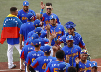 AME6914. GUADALAJARA (MÉXICO), 13/11/2024.- Jugadores de Venezuela celebran su victoria este miércoles, en un juego del Premier 12 de la Confederación Mundial de Béisbol y Sóftbol (WBSC) entrePuerto Rico y Venezuela, en el Estadio Panamericano de Béisbol, en Guadalajara, Jalisco (México). EFE/Francisco Guasco