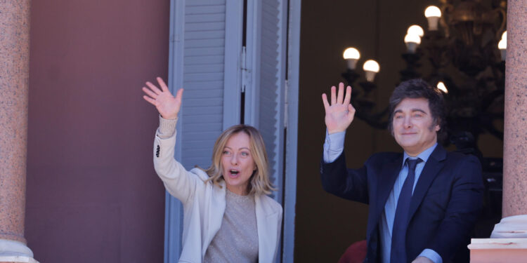 AME9249. BUENOS AIRES (ARGENTINA), 20/11/2024.- El presidente de Argentina, Javier Milei (d) saluda, acompañado de la primera ministra italiana, Giorgia Meloni, durante su primera visita oficial este miércoles en la Casa Rosada en Buenos Aires (Argentina). Milei recibió a la primera ministra italiana, Giorgia Meloni, en la Casa Rosada (sede del Ejecutivo), donde ambos se fundieron en un gran abrazo e intercambiaron sonrisas cómplices antes de retirarse para celebrar una reunión bilateral. EFE/Juan Ignacio Roncoroni